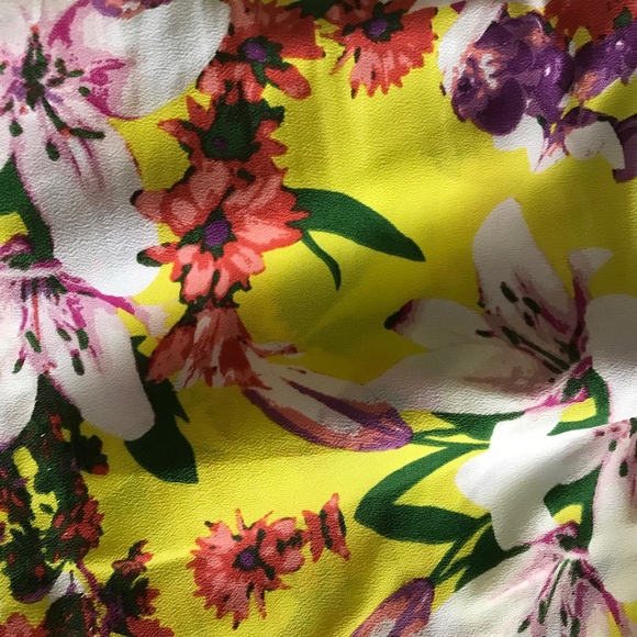 ⭐️NEW⭐️ Floral 💐 Yellow Shorts - Picture 2 of 2